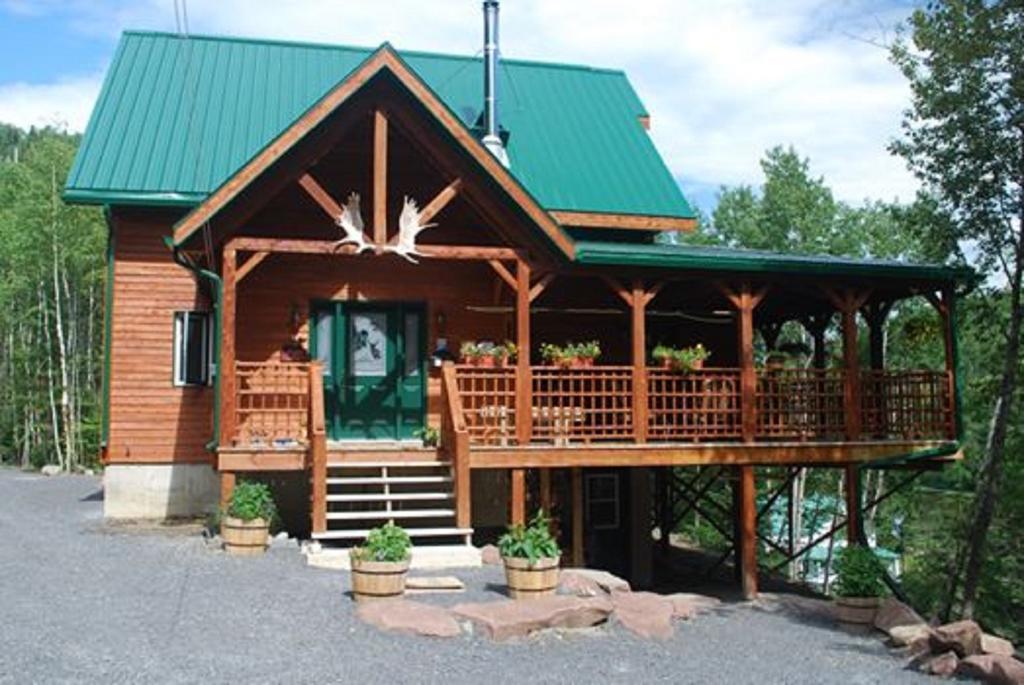 Auberge De La Riviere Matapedia - Matapedia River Lodge Routhierville Ngoại thất bức ảnh