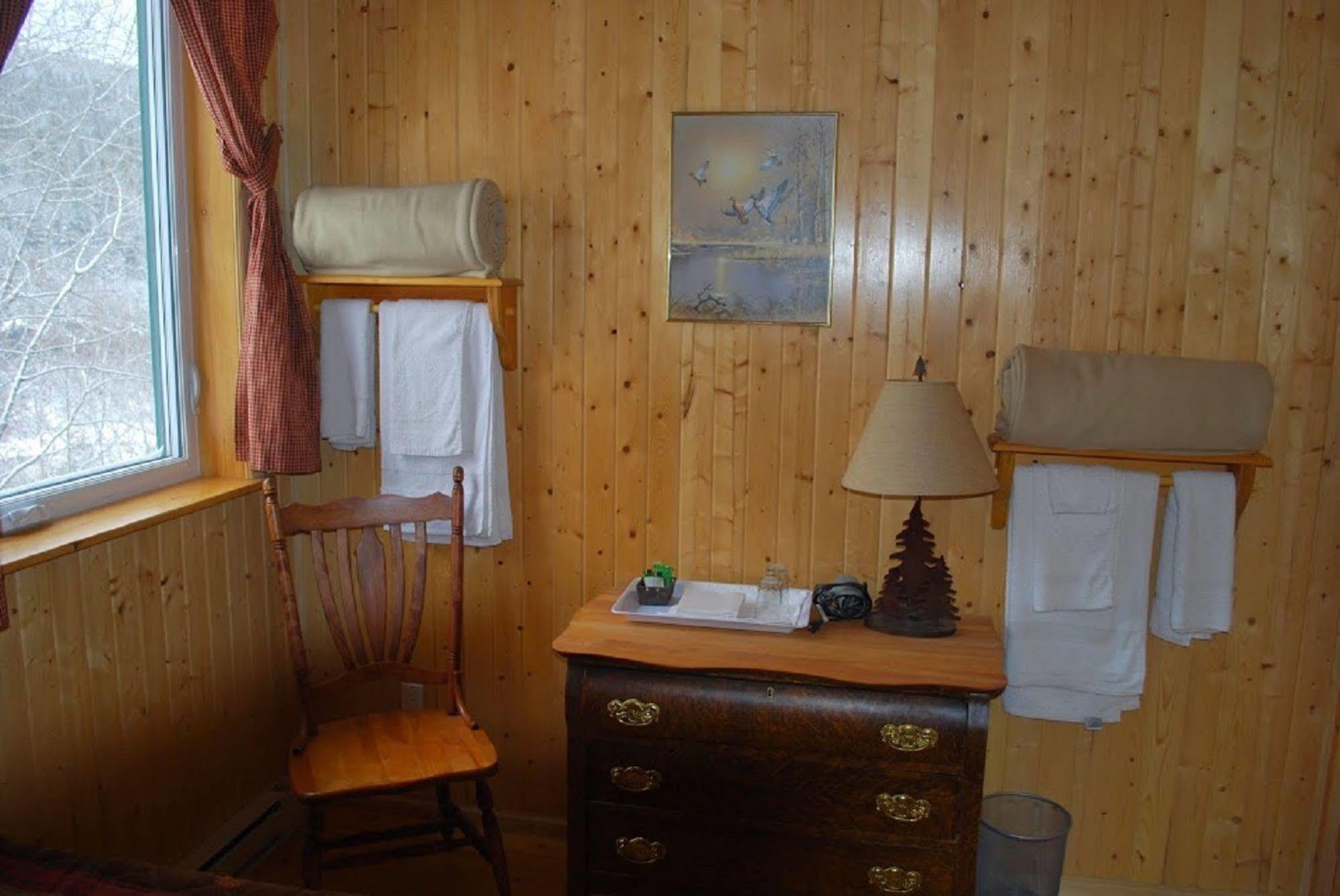 Auberge De La Riviere Matapedia - Matapedia River Lodge Routhierville Ngoại thất bức ảnh