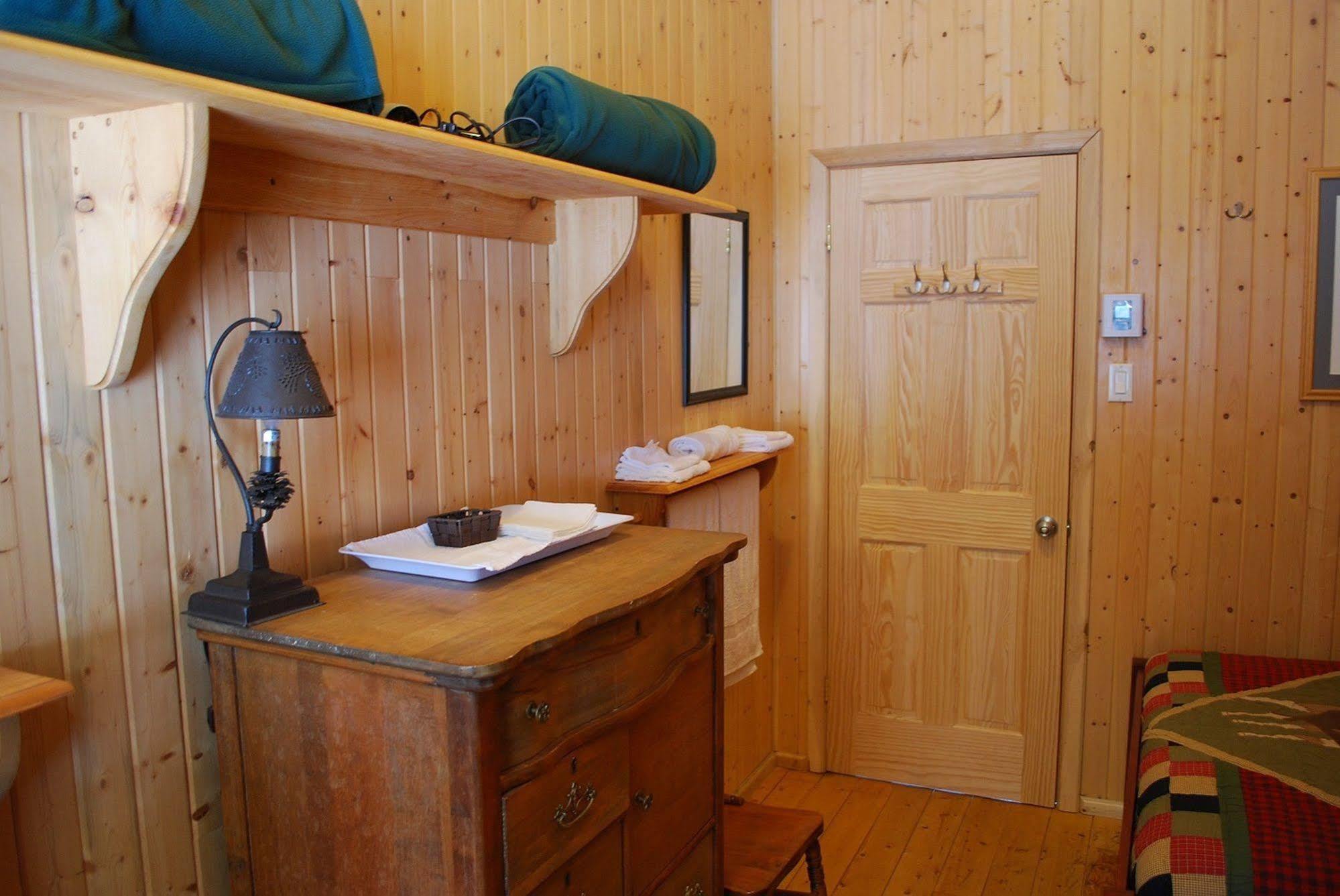 Auberge De La Riviere Matapedia - Matapedia River Lodge Routhierville Ngoại thất bức ảnh